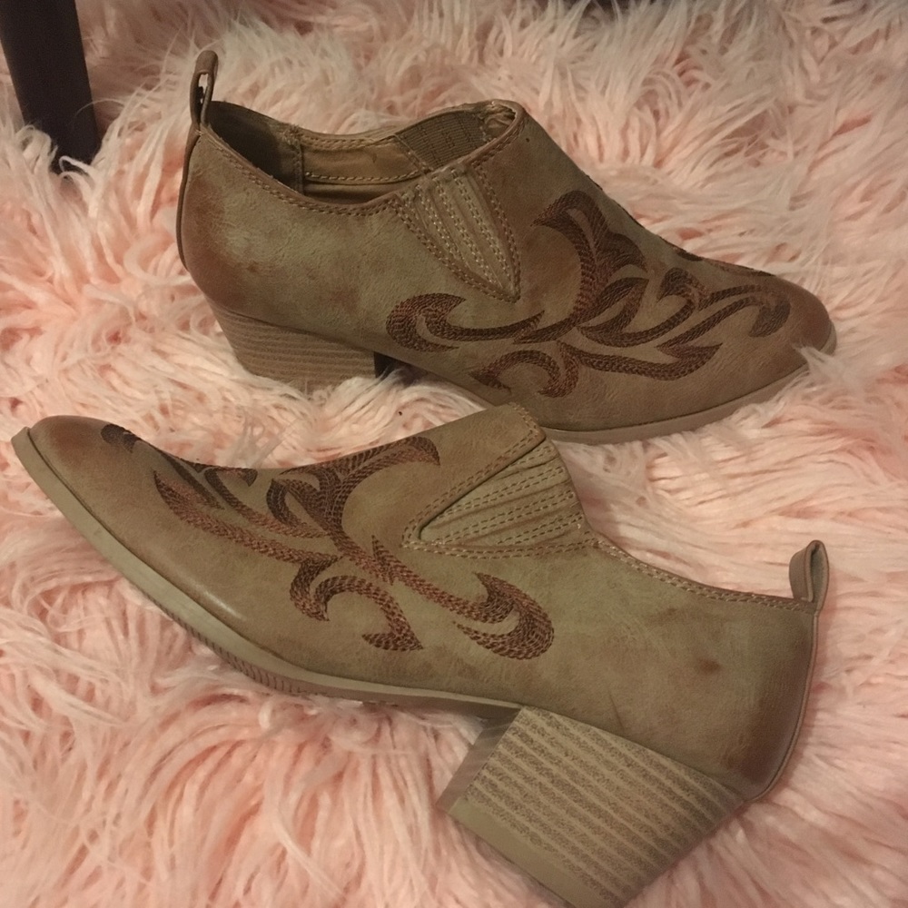 Qupid Travis-05 Embroidered Cowboy Bootie